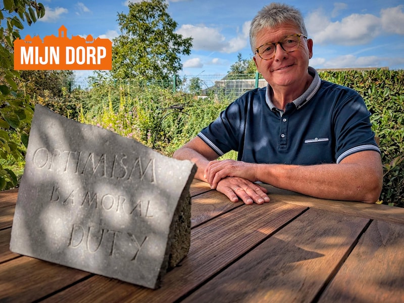 Bob David neemt ons mee op stap in zijn Dadizele. De steen met het opschrift ‘Optimism is a moral duty’ – ‘Optimisme is een morele plicht’ – is een cadeau van echtgenote Daisy voor de eeuwige optimistische Bob.