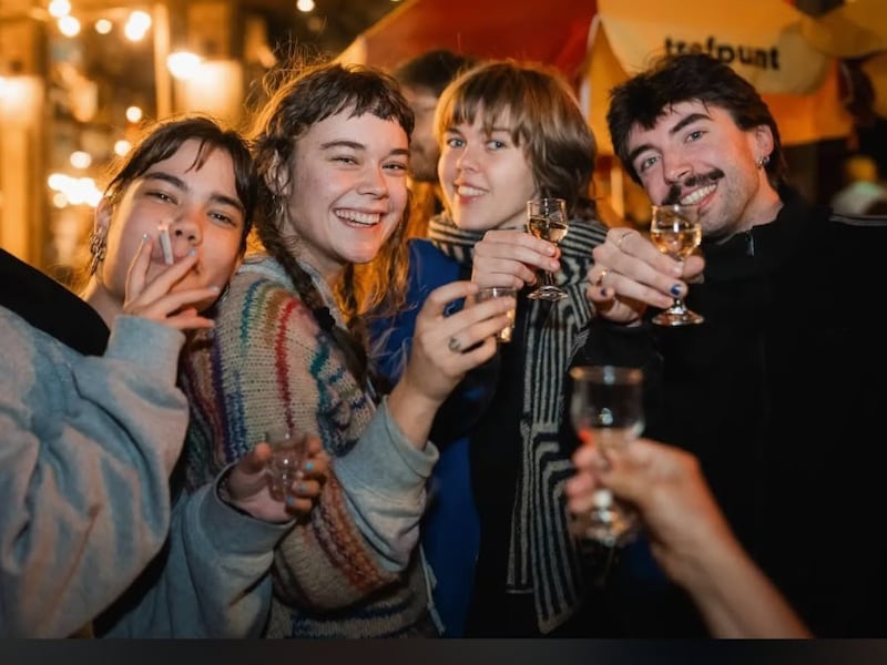 Leone (rechts) en Flo (tweede van rechts) kwamen met enkele vrienden feesten (en roken) in Trefpunt in Gent.