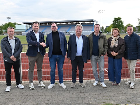 Burgemeester Björn Prasse en schepenen Sandy Buysschaert, Patrick De Meulenaere, Dennis Monte, Kathy Kamoen en Benny Herpoel samen met Parcifal Coeman (Urban Gardens).