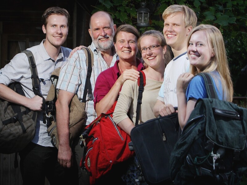 Albert, Ab, Arja, Hanneke, Bram en Margreet (vlnr): "Wij helpen om het evenwicht te bewaren en humanitaire acties uit te voeren."