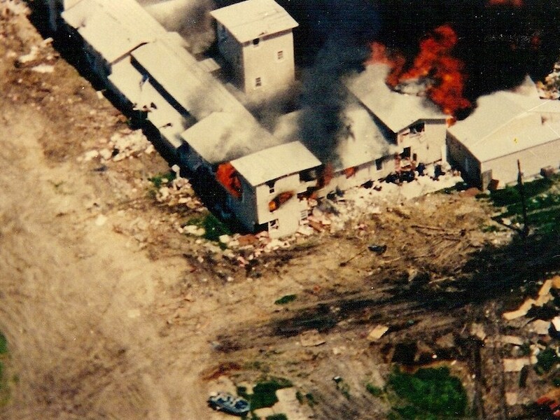 Het brandende Mount Carmel Center tijdens de inval van de FBI bij de sekte Branch Davidians.