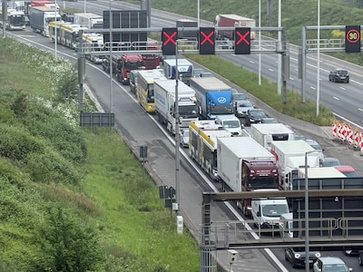 Ongeval met twee vrachtwagens in Kennedytunnel veroorzaakt z
