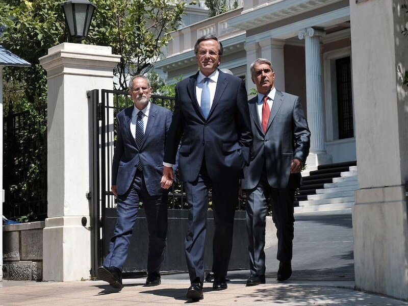 De Griekse premier Antonis Samaras (midden).