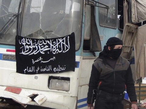 Een lid van het al-Nusra-Front in de Syrische stad Daraa.
