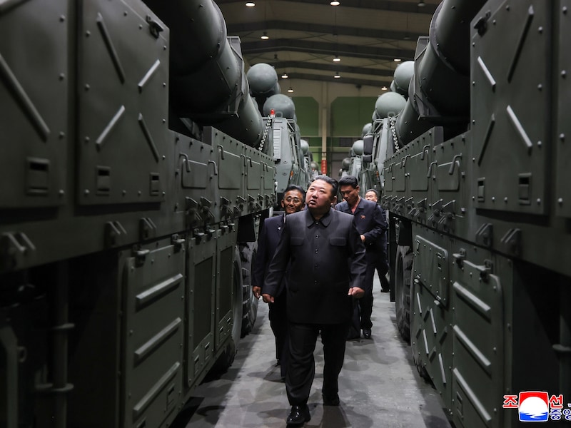 De Noord-Koreaanse leider Kim Jong-un krijgt een rondleiding in een munitiefabriek.