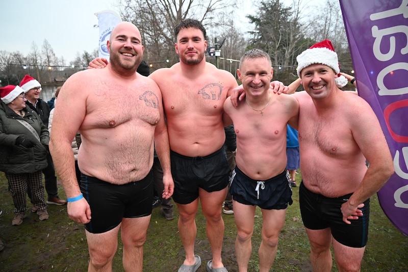 Tibo Debaillie (segundo desde la izquierda) junto con algunos amigos. 