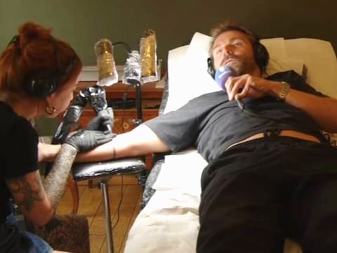 Kobe Ilsen laat live tattoo zetten op de radio