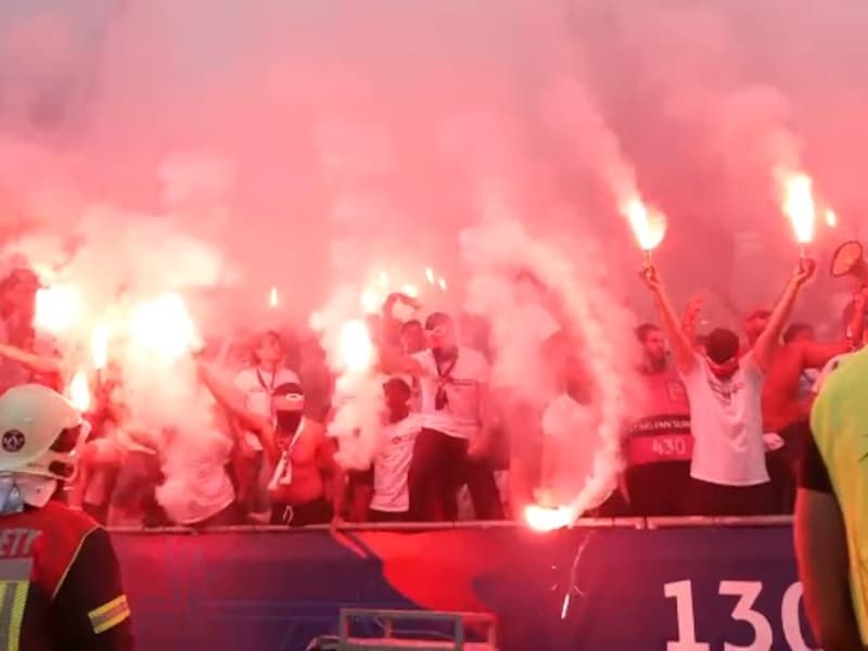 De beelden die UEFA u liever niet laat zien: de zee van (verboden) Bengaals vuur in het vak met PSG-fans (en onze cameraman stond er met zijn neus op)