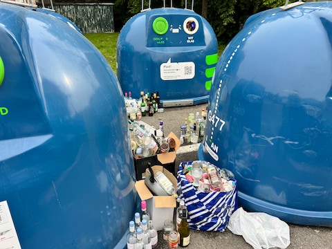 Illustratiebeeld sluikstort naast glasbollen