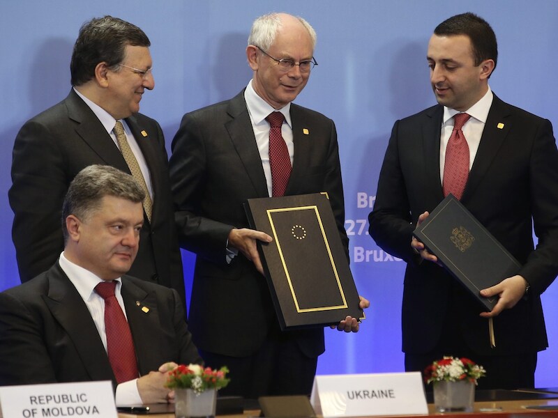 Europees president Herman Van Rompuy, Commissievoorzitter Barroso (links), De Georgische president Garibashvili (vooraan) en de nieuwe Oekraïnse president Poroshenko.