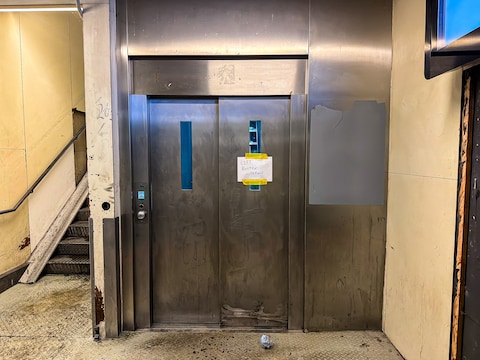 Lift in fietserstunnel aan Linkeroever buiten dienst.