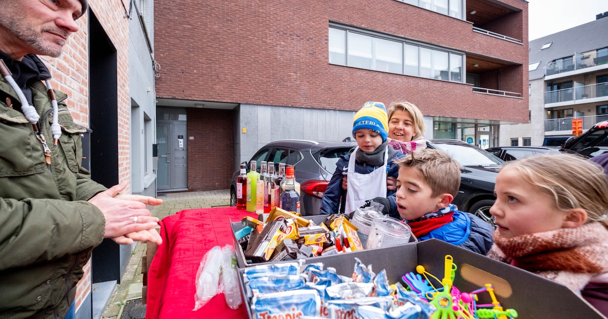 Nieuwjaarszangers welkom op Puts gemeentehuis voor attentie