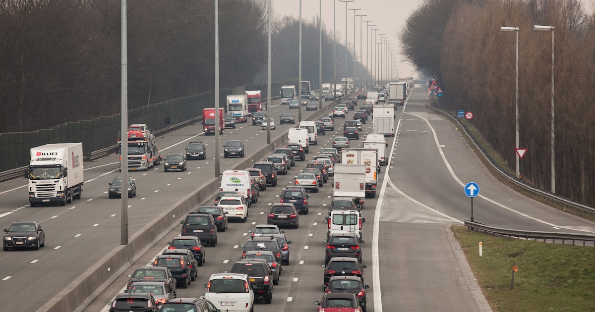 Uur file op E40 richting Gent vanaf Sint-Agatha-Berchem: ongeval ter hoogte van Ternat