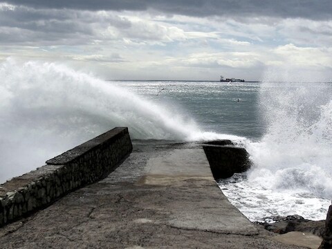Golven slaan op de oude kademuur van San Andres in Santa Cruz op Tenerife.