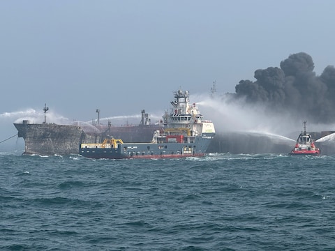 Reddingsdiensten snelden toe om de brand aan boord van de de olietanker te blussen. 