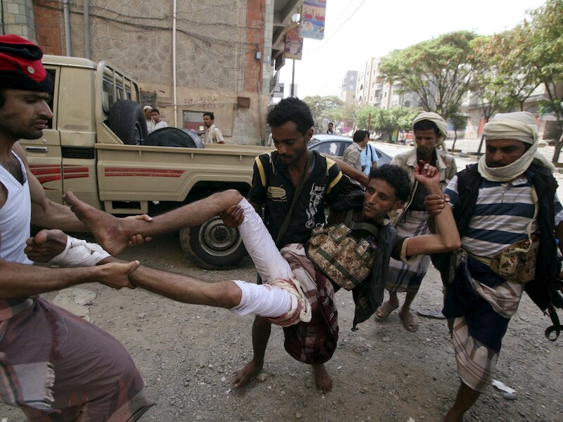 Een gewonde wordt weggedragen in Taiz.