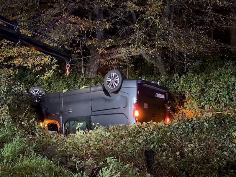 Bij het ongeval op de E40 in Jabbeke belandde een bestelwagen op zijn dak in de gracht.
