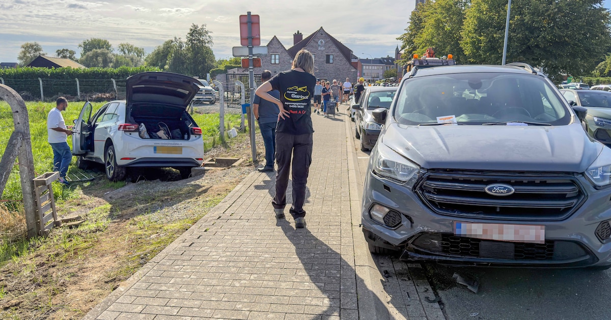 Bestuurder verwisselt gas- en rempedaal en belandt na botsing in een weide: wagen moet met een kraan