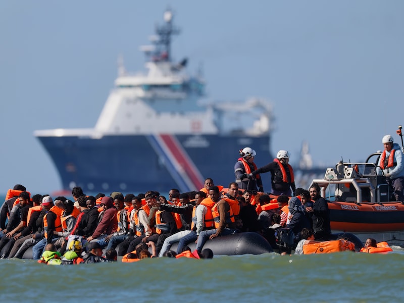 Een Franse reddingsboot haalde 105 mensen van de overvolle opblaasbare boot.