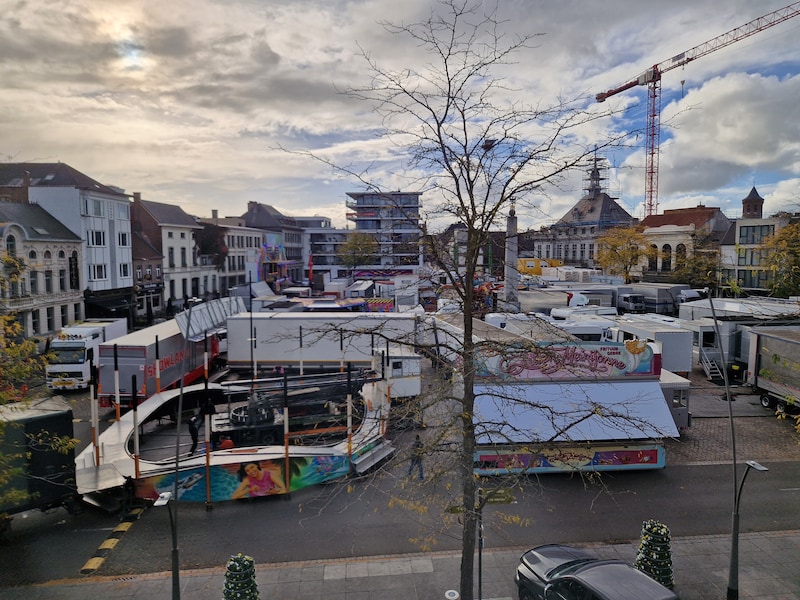 De winterkermis in Ronse is woensdagnamiddag in een mum van tijd opgebouwd.