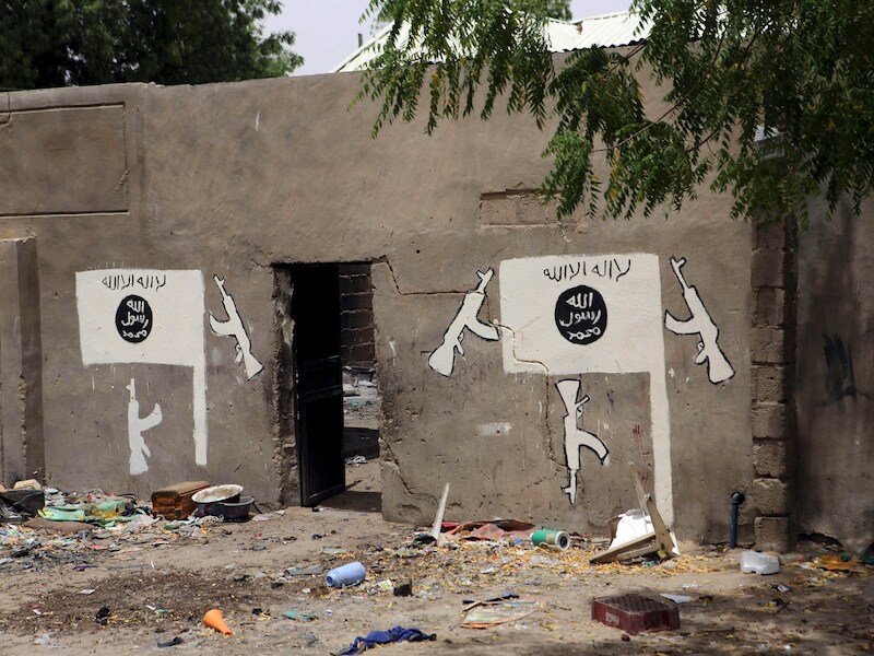 Een muur in Niger, met graffiti van Boko Haram.