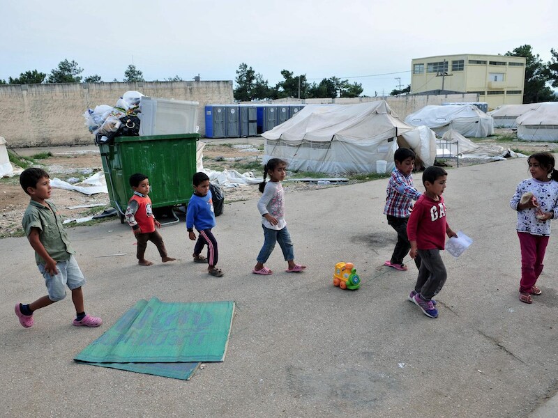 Kinderen spelen in een vluchtelingenkamp in Thessaloniki