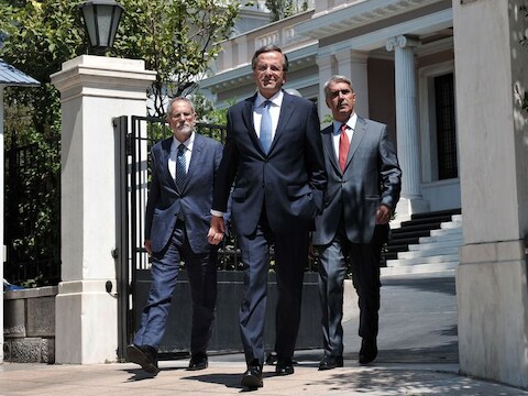 De Griekse premier Antonis Samaras (midden).