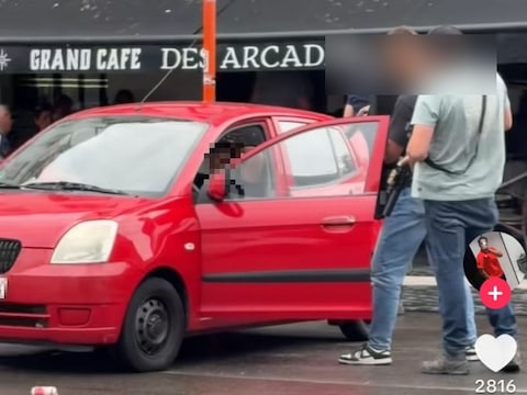 Het speciale bijstandsteam van de politie kwam ter plaatse om de verdachten te arresteren. 