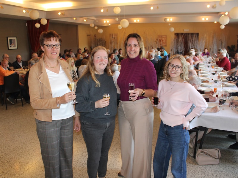 “De organisatie van een buurtrestaurant staat in ons meerjarenplan”, zegt schepen van Sociale Zaken Karolien Avonture. De maatschappelijk assistenten van het OCMW Meredith Huyghebaert en Els Ballieu, hier met stagiaire Manon, organiseerden het gebeuren.