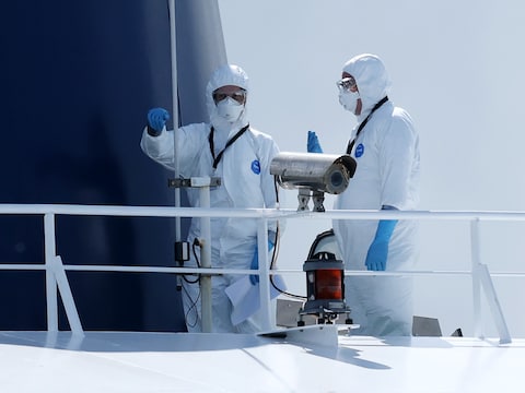 Illustratiebeeld. Specialisten in beschermende uitrusting desinfecteren het cruiseschip MV Hondius in de haven van Rotterdam