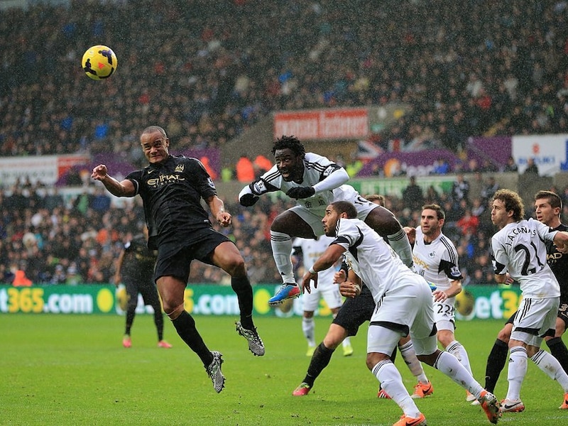 Kompany in een fel luchtduel met Bony, die twee keer scoorde.