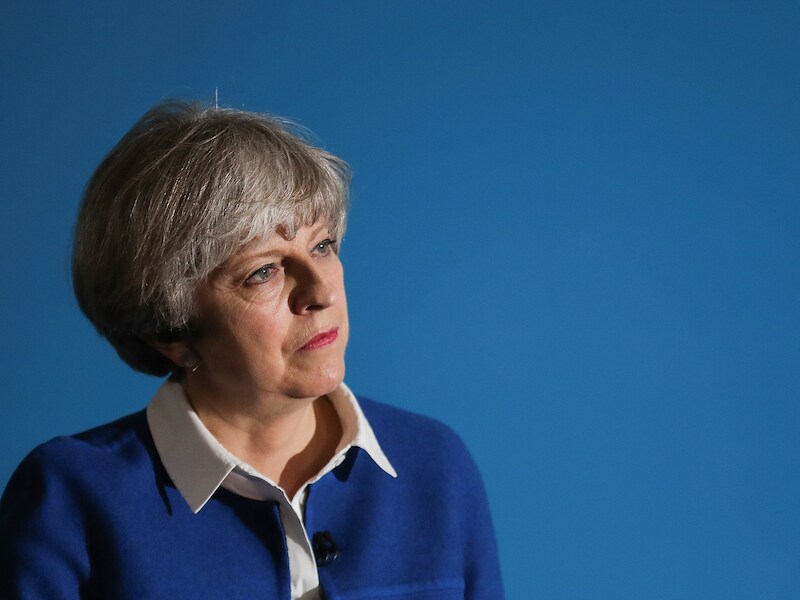 De Conservatieven van premier Theresa May verliezen volgens de peiling hun absolute meerderheid.
