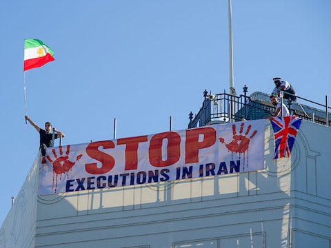  Iraanse demonstranten houden spandoeken omhoog en zwaaien met Iraanse vlaggen tijdens een protest op het dak van het Trocadero-gebouw in Londen, Verenigd Koninkrijk. Ze eisen een einde aan de executies in Iran. 