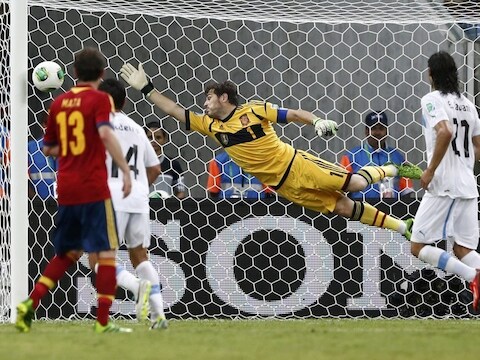 De Spaanse doelman Casillas ziet Suárez' vrije trap in de 88ste minuut in de hoek belanden.