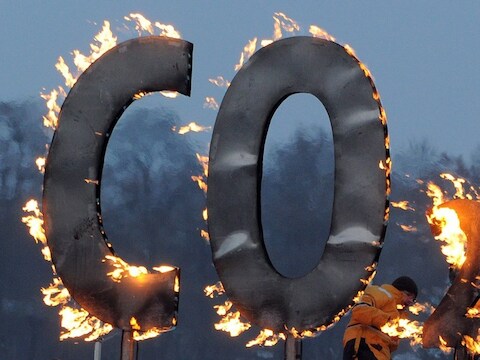 Activisten van Greenpeace bij een brandend CO2-bord in Duitsland