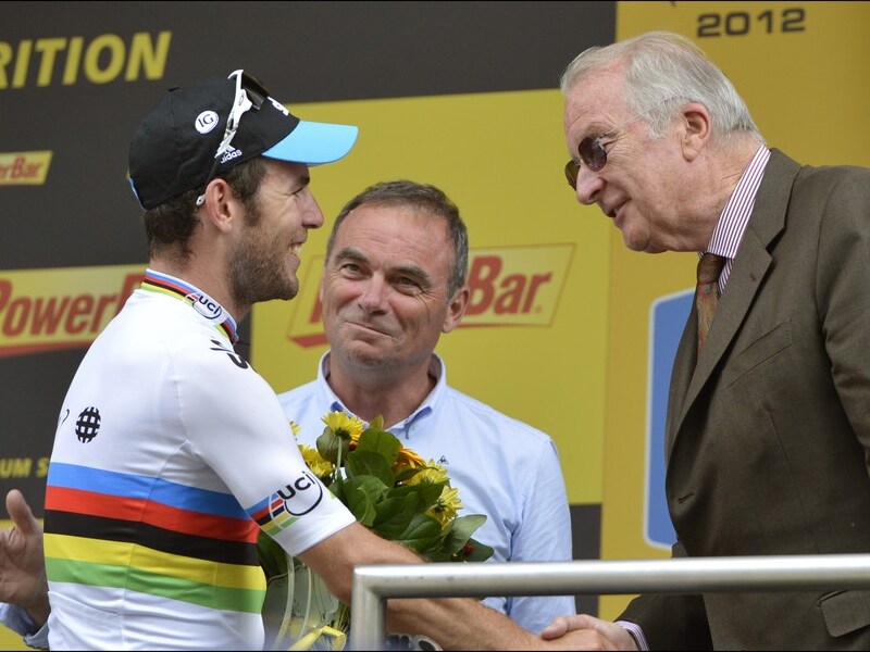 Mark Cavendish op het Tour-podium in het gezelschap van Bernard Hinault en Koning Albert.