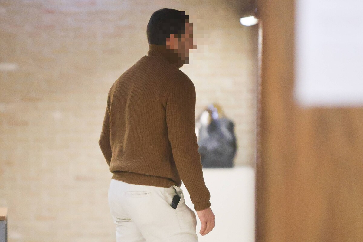 El hombre abandonó rápidamente el tribunal después de escuchar su veredicto - mirón Nieuwpoort SD