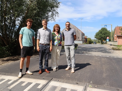 Vlak voor de Koebrug in Sinaai ligt sinds kort een groot verkeersplateau