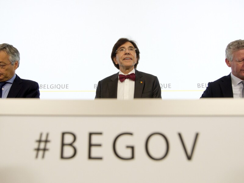 Premier Di Rupo (PS), hier met twee van de vijf vice-premiers, Didier Reynders (MR) en Pieter De Crem (CD&amp;V).