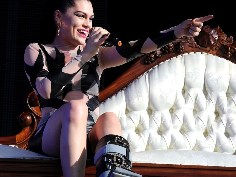 Jessie J met haar steunbrace op het V Festival in augustus vorig jaar.