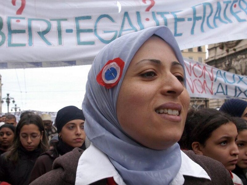 Moslima's demonstreren in 2004 tegen het Franse hoofddoekverbod.