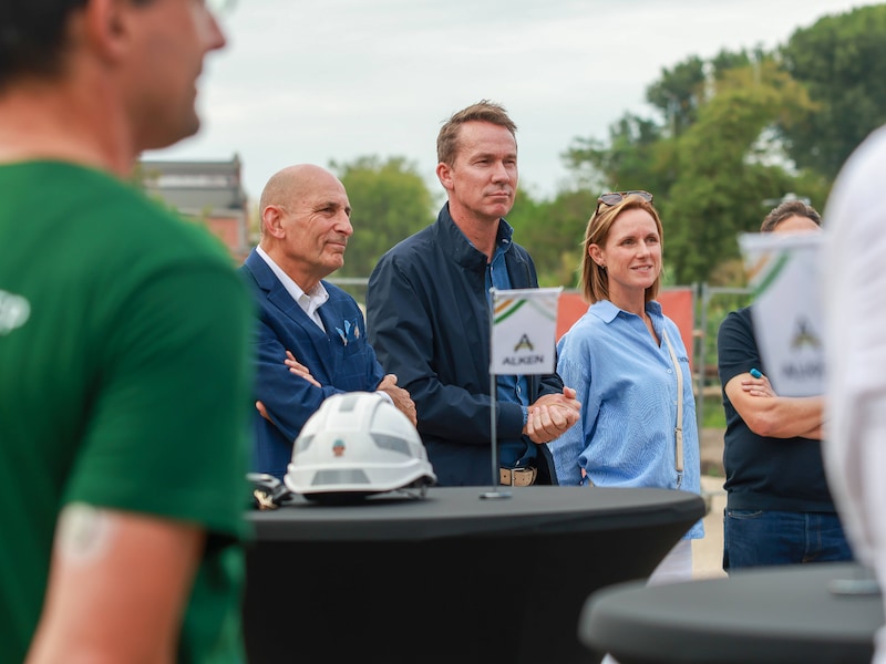 Minister Brouns bezoekt werken aan Alken Vallei: 160 meter beek komt opnieuw bovengronds