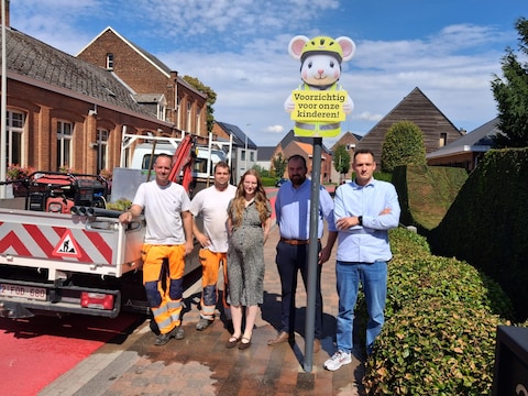 Ook aan de Gemeentelijke Basisschool in Zandhoven-centrum werd een Grabbie-bord geplaatst. Van Links naar rechts ziet u gemeentearbeiders Michel Roelans en Tom Breugelmans, mobiliteitsambtenaar Kimberley Ruts, schepen Jelle Lauwereys en co-schooldirecteur Matthias Bellens.