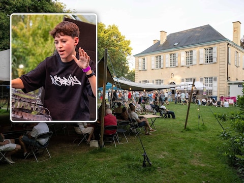 De 15-jarige Dilbekenaar Sebsky zorgt dinsdag voor de muziek tijdens het Zomercafé in de tuin van Kasteel La Motte.