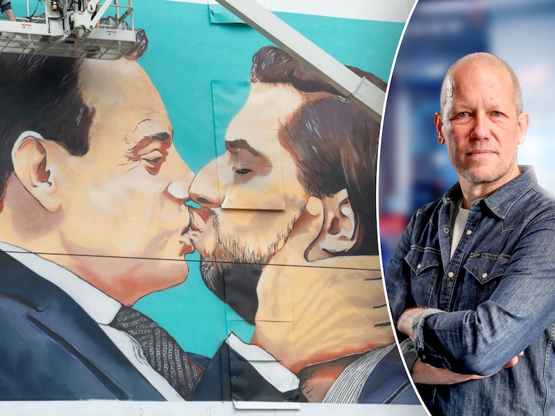 Een muurschildering van Bouchez en De Wever die kussen, op de Bolivarplaats in Antwerpen.