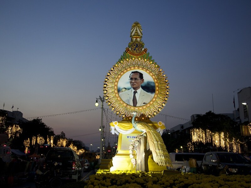 Een portret van de Thaise koning in Bangkok.