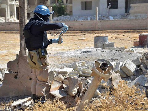 Een wapeninspecteur van de VN aan het werk in Damascus.