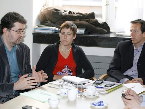 Groen!-voorzitter Wouter Van Besien in gesprek met Sara Turine en Jean-Michel Javaux van Ecolo.