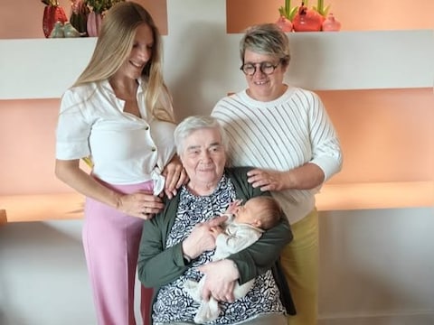 De baby Juliette in de armen van haar overgrootmoeder Denise, geflankeerd door grootmoeder Katrien en mama Delphine. 