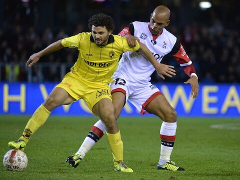 Hossam Ghaly houdt hier Marvin Ogunjimi van OHL af.
